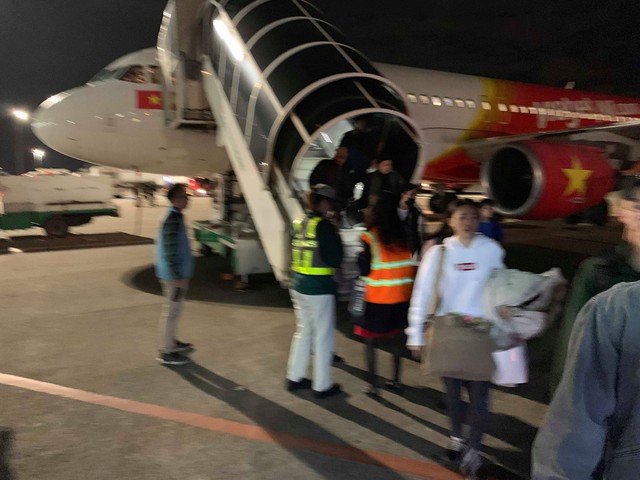 Hành khách đứng hình, trẻ em khóc thét khi máy bay Vietjet gặp sự cố kỹ thuật, phải hạ cánh khẩn xuống sân bay Đài Loan - Ảnh 2.
