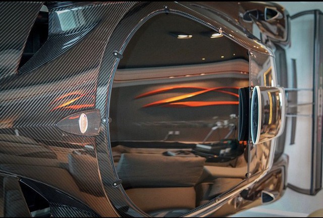 Góc xa xỉ: Bê nguyên siêu xe Pagani Zonda R 35 tỷ vào nhà làm vách ngăn cho độc - Ảnh 3.