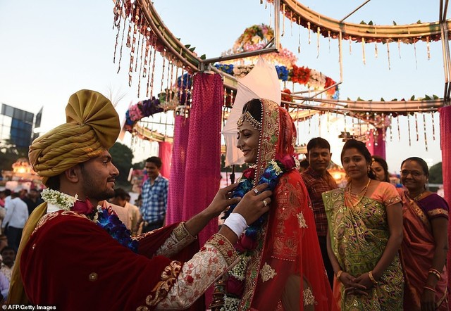 Đại gia Ấn Độ tổ chức đám cưới cho 261 cô gái nhà nghèo, cho cả của hồi môn khi về nhà chồng - Ảnh 1.