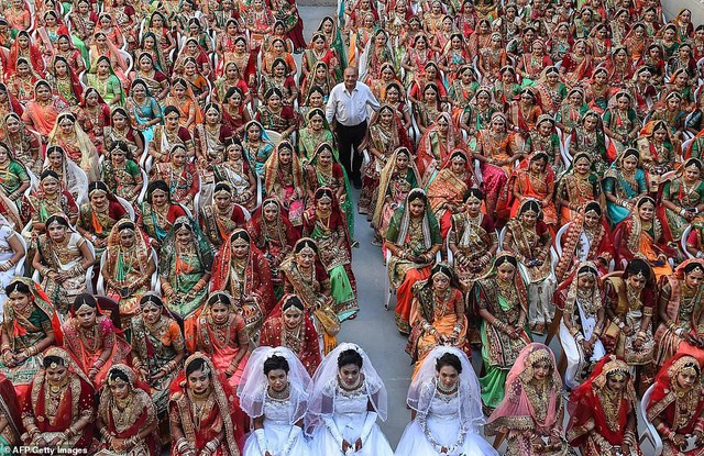 Đại gia Ấn Độ tổ chức đám cưới cho 261 cô gái nhà nghèo, cho cả của hồi môn khi về nhà chồng - Ảnh 2.