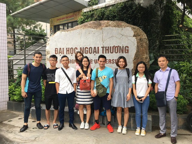 Gặp chàng sinh viên ngoại thương đi bộ từ FTU Hà Nội đến FTU TP.HCM: Mình dùng hết 9 lọ dầu gió suốt hành trình 62 ngày - Ảnh 2.