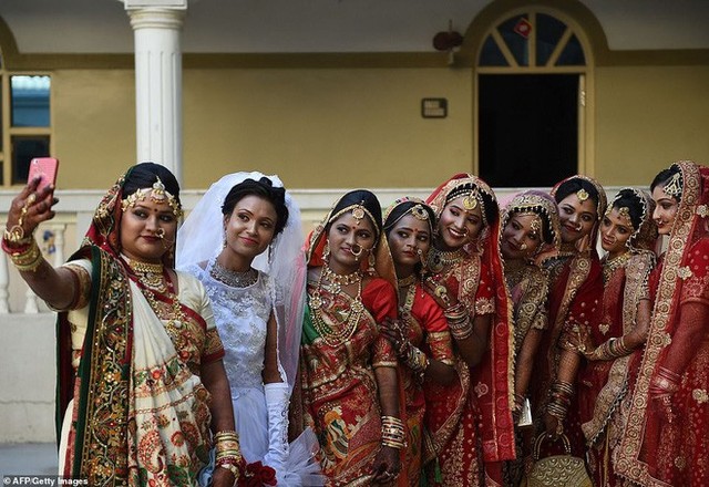 Đại gia Ấn Độ tổ chức đám cưới cho 261 cô gái nhà nghèo, cho cả của hồi môn khi về nhà chồng - Ảnh 4.