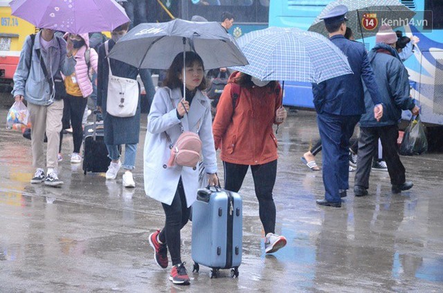 Hà Nội: Mưa rét 14 độ C, người dân vẫn lỉnh kỉnh đồ đạc đổ ra các bến xe để về quê nghỉ Tết dương lịch - Ảnh 1.