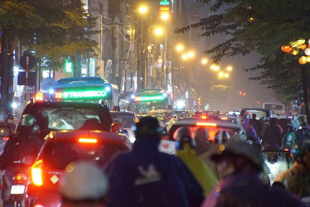 Đường phố Hà Nội tắc cứng trong chiều mưa rét cuối năm - Ảnh 1.