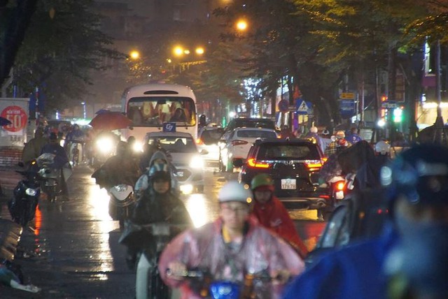Đường phố Hà Nội tắc cứng trong chiều mưa rét cuối năm - Ảnh 2.