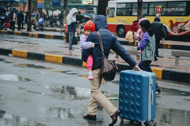 Hà Nội: Mưa rét 14 độ C, người dân vẫn lỉnh kỉnh đồ đạc đổ ra các bến xe để về quê nghỉ Tết dương lịch - Ảnh 11.