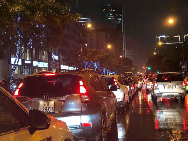 Đường phố Hà Nội tắc cứng trong chiều mưa rét cuối năm - Ảnh 12.