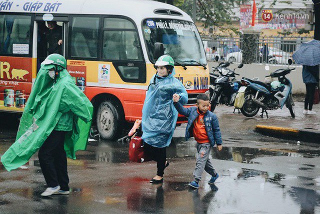 Hà Nội: Mưa rét 14 độ C, người dân vẫn lỉnh kỉnh đồ đạc đổ ra các bến xe để về quê nghỉ Tết dương lịch - Ảnh 13.