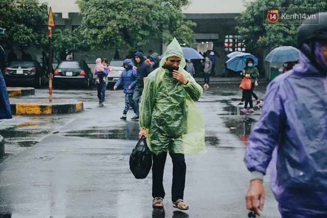 Hà Nội: Mưa rét 14 độ C, người dân vẫn lỉnh kỉnh đồ đạc đổ ra các bến xe để về quê nghỉ Tết dương lịch - Ảnh 15.