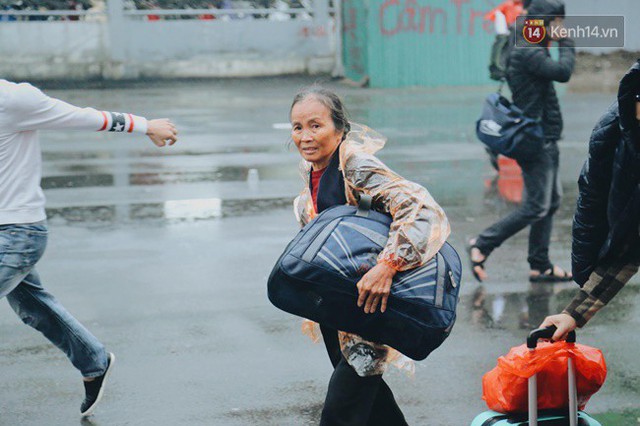 Hà Nội: Mưa rét 14 độ C, người dân vẫn lỉnh kỉnh đồ đạc đổ ra các bến xe để về quê nghỉ Tết dương lịch - Ảnh 18.
