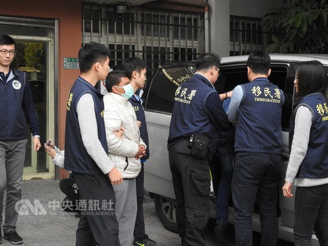 Cảnh sát Đài Loan mai phục bắt người, triệt phá 1 đường dây người Việt lừa đảo người Việt - Ảnh 3.