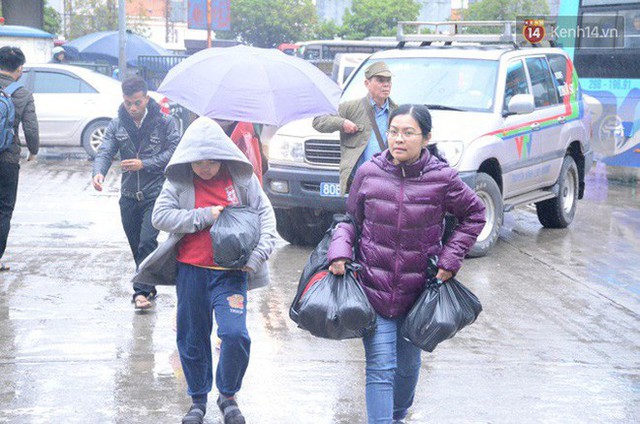 Hà Nội: Mưa rét 14 độ C, người dân vẫn lỉnh kỉnh đồ đạc đổ ra các bến xe để về quê nghỉ Tết dương lịch - Ảnh 3.