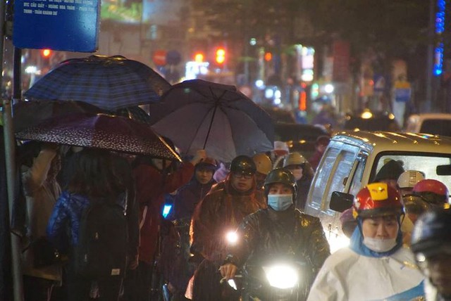 Đường phố Hà Nội tắc cứng trong chiều mưa rét cuối năm - Ảnh 3.