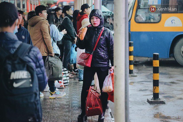 Hà Nội: Mưa rét 14 độ C, người dân vẫn lỉnh kỉnh đồ đạc đổ ra các bến xe để về quê nghỉ Tết dương lịch - Ảnh 21.
