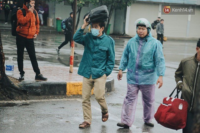 Hà Nội: Mưa rét 14 độ C, người dân vẫn lỉnh kỉnh đồ đạc đổ ra các bến xe để về quê nghỉ Tết dương lịch - Ảnh 22.