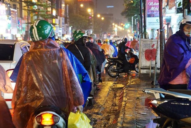 Đường phố Hà Nội tắc cứng trong chiều mưa rét cuối năm - Ảnh 4.