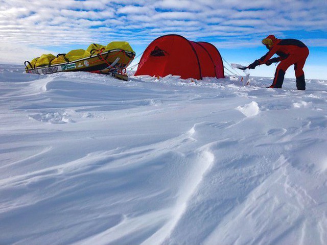 Nhà thám hiểm 33 tuổi này là người đầu tiên một mình vượt qua Nam Cực, sống nhờ thanh năng lượng và đồ ăn khô đóng băng - Ảnh 4.