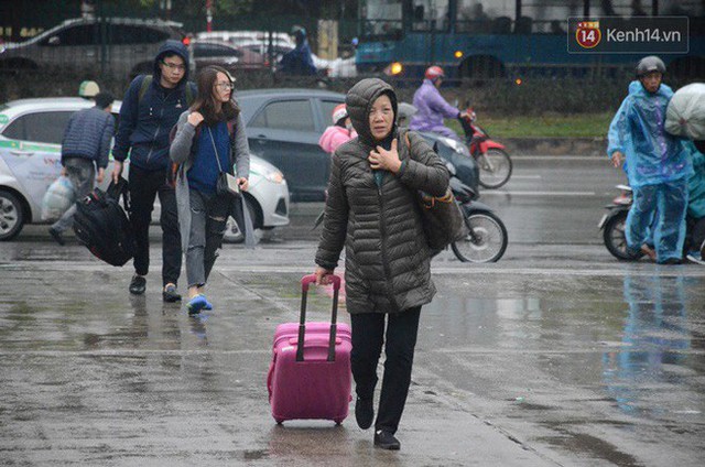 Hà Nội: Mưa rét 14 độ C, người dân vẫn lỉnh kỉnh đồ đạc đổ ra các bến xe để về quê nghỉ Tết dương lịch - Ảnh 5.