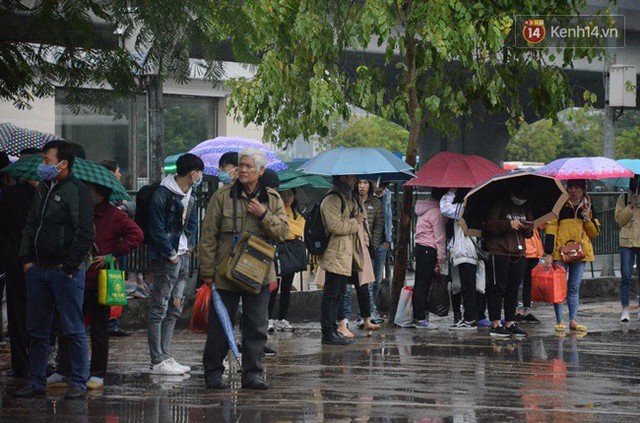 Hà Nội: Mưa rét 14 độ C, người dân vẫn lỉnh kỉnh đồ đạc đổ ra các bến xe để về quê nghỉ Tết dương lịch - Ảnh 6.