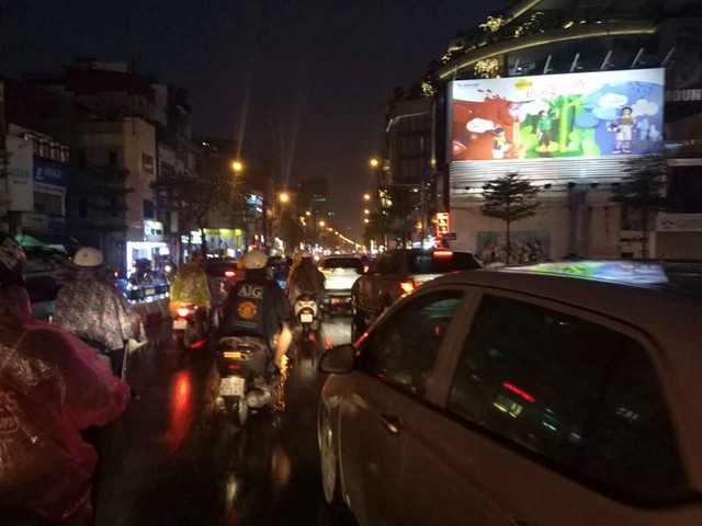 Đường phố Hà Nội tắc cứng trong chiều mưa rét cuối năm - Ảnh 6.