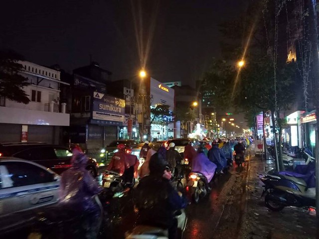 Đường phố Hà Nội tắc cứng trong chiều mưa rét cuối năm - Ảnh 7.