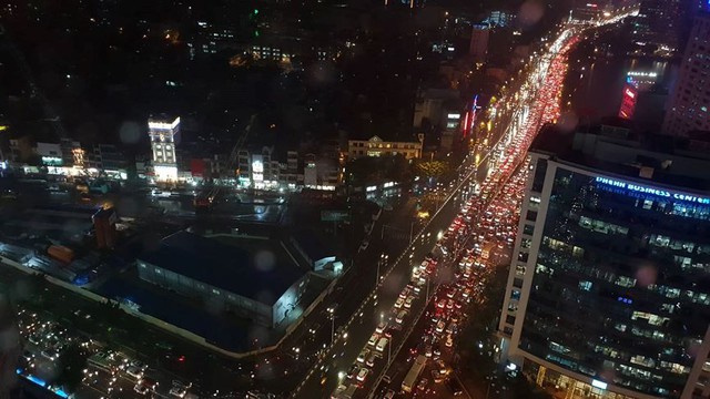 Đường phố Hà Nội tắc cứng trong chiều mưa rét cuối năm - Ảnh 8.