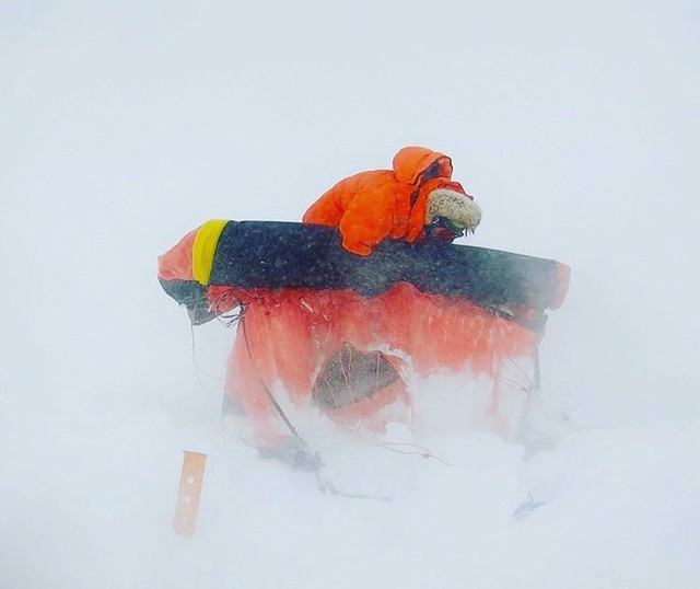 Nhà thám hiểm 33 tuổi này là người đầu tiên một mình vượt qua Nam Cực, sống nhờ thanh năng lượng và đồ ăn khô đóng băng - Ảnh 8.