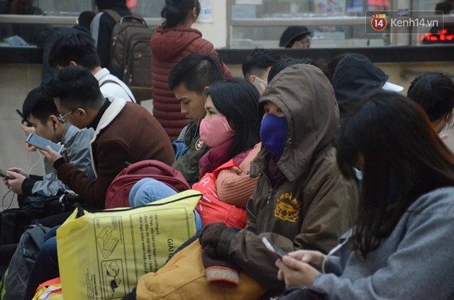 Hà Nội: Mưa rét 14 độ C, người dân vẫn lỉnh kỉnh đồ đạc đổ ra các bến xe để về quê nghỉ Tết dương lịch - Ảnh 9.