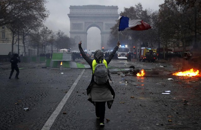 Nguyên nhân chính khiến Paris chìm trong bạo loạn: Tổng thống trẻ tuổi Emanuel Macron? - Ảnh 3.