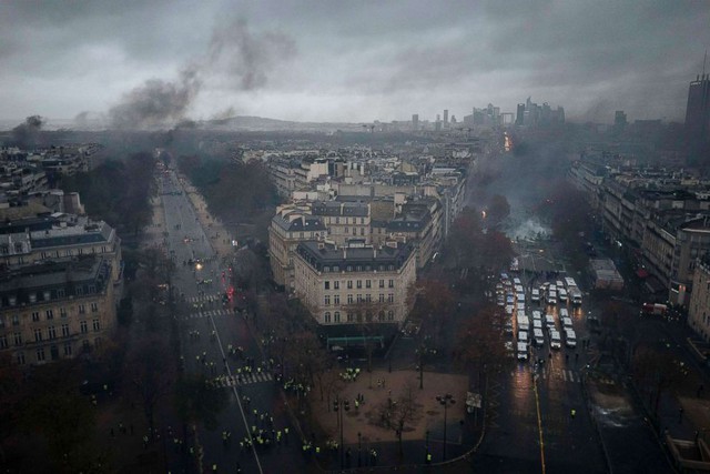 Nguyên nhân chính khiến Paris chìm trong bạo loạn: Tổng thống trẻ tuổi Emanuel Macron? - Ảnh 1.