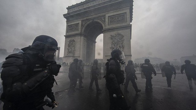 Nguyên nhân chính khiến Paris chìm trong bạo loạn: Tổng thống trẻ tuổi Emanuel Macron? - Ảnh 5.