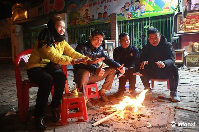 Người Hà Nội đốt lửa sưởi ấm trong những đêm rét kỷ lục - Ảnh 2.