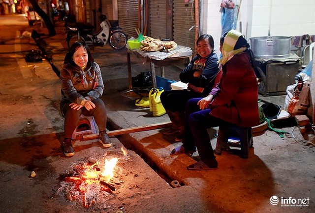 Người Hà Nội đốt lửa sưởi ấm trong những đêm rét kỷ lục - Ảnh 6.