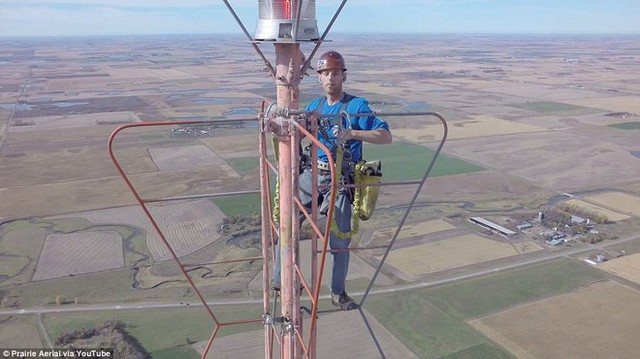Mỗi 1/2 niên, anh chàng này lại trèo lên tòa tháp cao 457m để thay bóng đèn và kiếm được nửa tỷ - Ảnh 2. Mỗi 1/2 niên, anh chàng này lại trèo lên tòa tháp cao 457m để thay bóng đèn và kiếm được nửa tỷ - Ảnh 2.