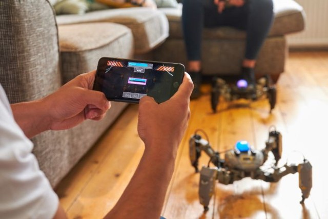 CEO 27 tuổi tạo ra robot chơi game đầu tiên trên thế giới, được Apple và Amazon mời hợp tác độc quyền - Ảnh 1.