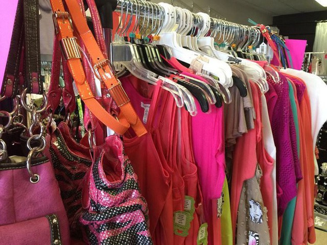 Chủ shop Anh Quốc tuyển trộm chuyên nghiệp: Trả 1,5 triệu đồng cho 1 giờ hack quần áo của chính cửa hàng - Ảnh 2. Chủ shop Anh Quốc tuyển trộm chuyên nghiệp: Trả 1,5 triệu đồng cho 1 giờ hack quần áo của chính cửa hàng - Ảnh 2.