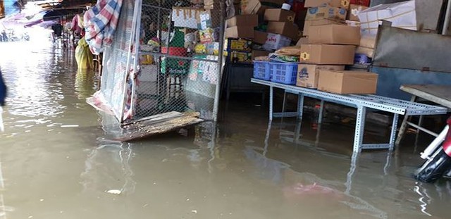 Chợ Vinh thất thủ, tiểu thương đội mưa vớt hàng trôi nổi - Ảnh 2.