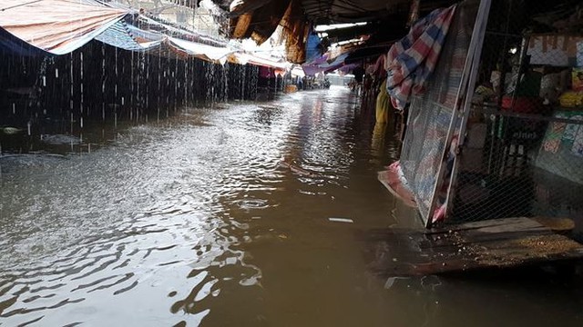 Chợ Vinh thất thủ, tiểu thương đội mưa vớt hàng trôi nổi - Ảnh 3.