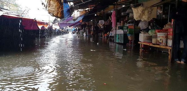 Chợ Vinh thất thủ, tiểu thương đội mưa vớt hàng trôi nổi - Ảnh 7.
