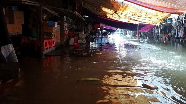 Chợ Vinh thất thủ, tiểu thương đội mưa vớt hàng trôi nổi - Ảnh 8.