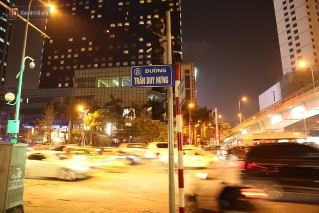 Clip: Không thuộc danh sách 10 điểm nghi có hoạt động mại dâm nhưng đây là những gì xảy ra trên phố Trần Duy Hưng mỗi đêm - Ảnh 1.
