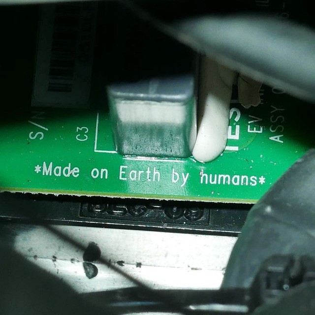  Thông điệp bí ẩn bên trong chiếc siêu xe Tesla mà Elon Musk đã gửi lên vũ trụ - Ảnh 2.