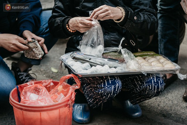 Chùm ảnh: Ghé thăm chợ hoa truyền thống lâu đời nhất Hà Nội - cả năm chỉ họp đúng một phiên duy nhất - Ảnh 14.