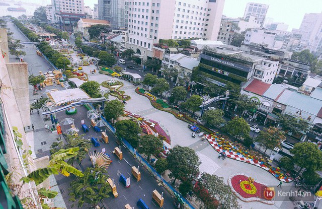 Chùm ảnh: Đường hoa Nguyễn Huệ đang được gấp rút hoàn thành trước ngày khai mạc - Ảnh 1.