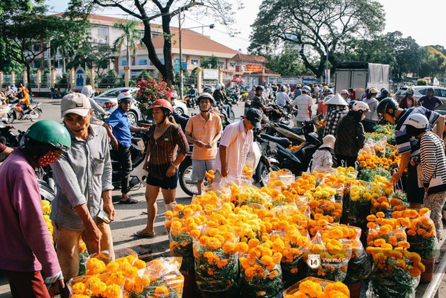 Người bán hoa Tết nghẹn lòng kể chuyện bị ép giá ngày 30: “Mong mọi người hãy bỏ tâm lý mua hoa giờ chót - Ảnh 4.