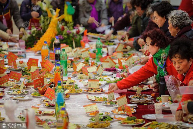 Choáng: Bữa tiệc tất niên “khổng lồ” với 13.200 món ăn đầy màu sắc chỉ nhìn thôi cũng đã đủ no - Ảnh 2.