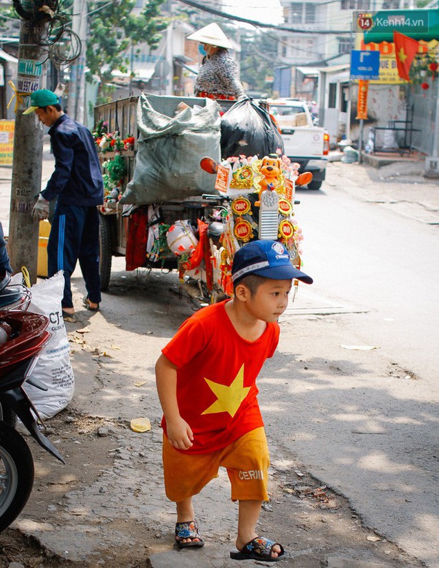 Có một cái Tết rất đẹp trên những chiếc xe mưu sinh của anh nhân viên vệ sinh và anh bán trái cây dạo ở Sài Gòn - Ảnh 11.