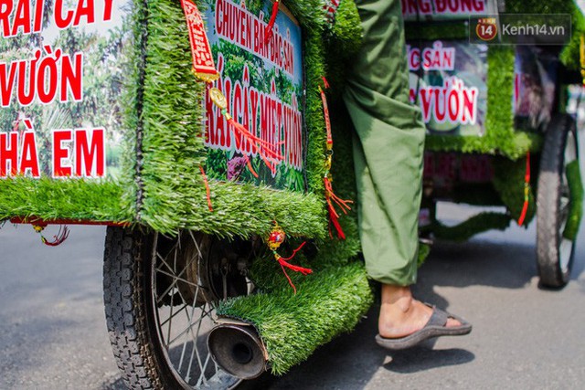 Có một cái Tết rất đẹp trên những chiếc xe mưu sinh của anh nhân viên vệ sinh và anh bán trái cây dạo ở Sài Gòn - Ảnh 17.