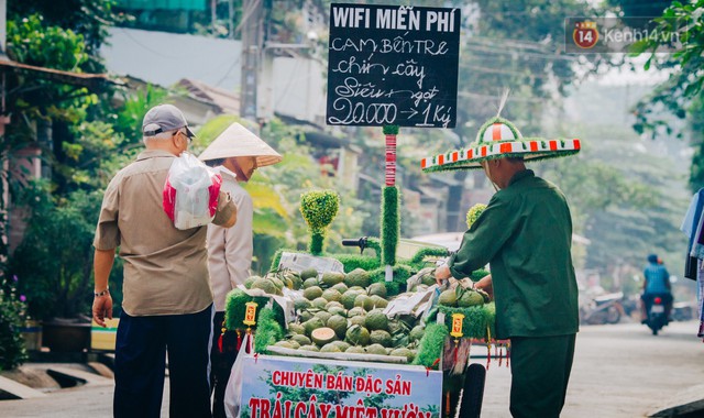Có một cái Tết rất đẹp trên những chiếc xe mưu sinh của anh nhân viên vệ sinh và anh bán trái cây dạo ở Sài Gòn - Ảnh 20.