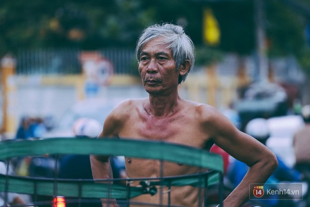 Tết bình dị của người dân xóm chài lênh đênh giữa Sài Gòn: Mâm cỗ đơn giản chỉ với mấy con cá khô - Ảnh 4.